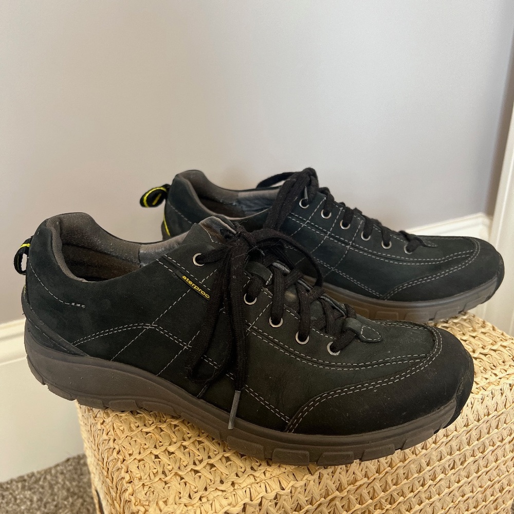 Clark's Wave Black Nubuck Waterproof women's sneaker, size 9M